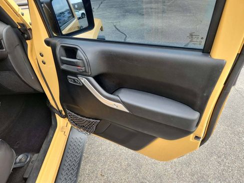 Used 2013 Jeep Wrangler Unlimited Sahara w/ Max Tow Pkg AWD/4WD image 25
