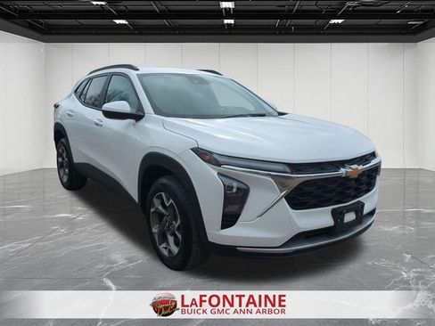 Used 2025 Chevrolet Trax LT image 2