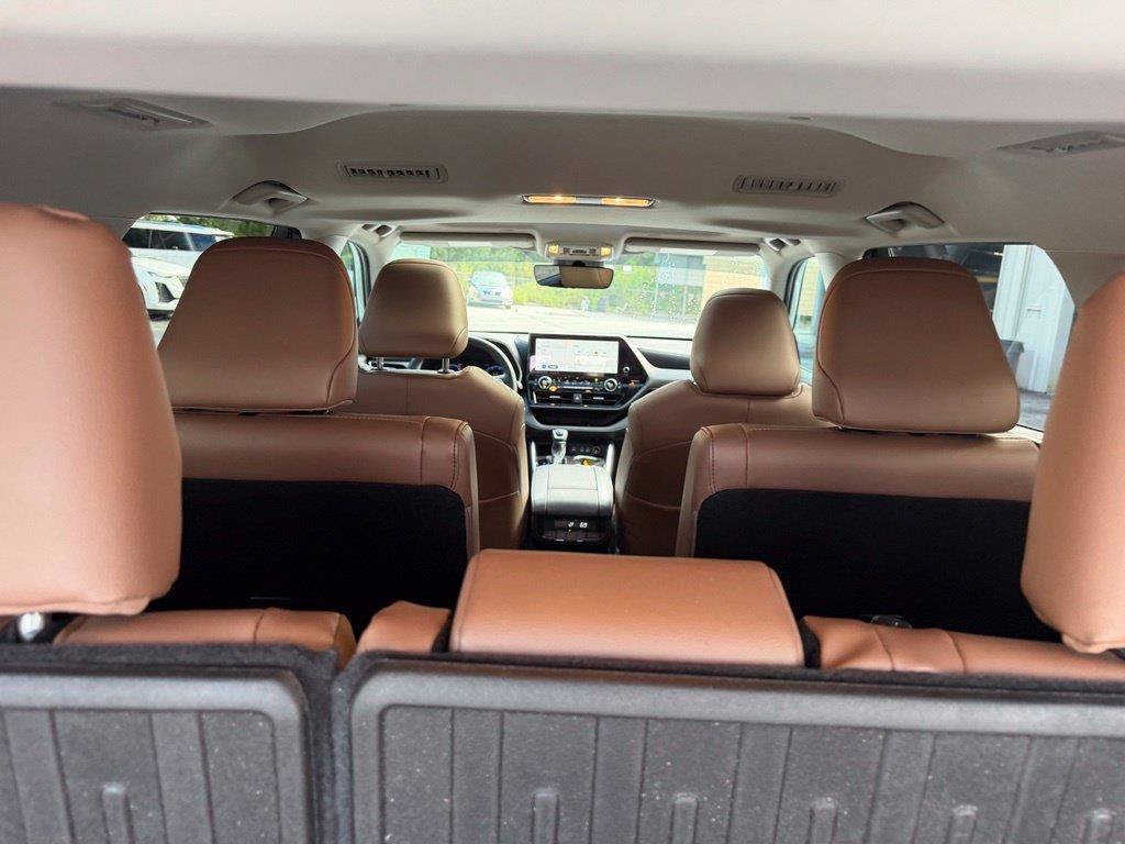 Used 2025 Toyota Highlander Limited AWD/4WD image 11