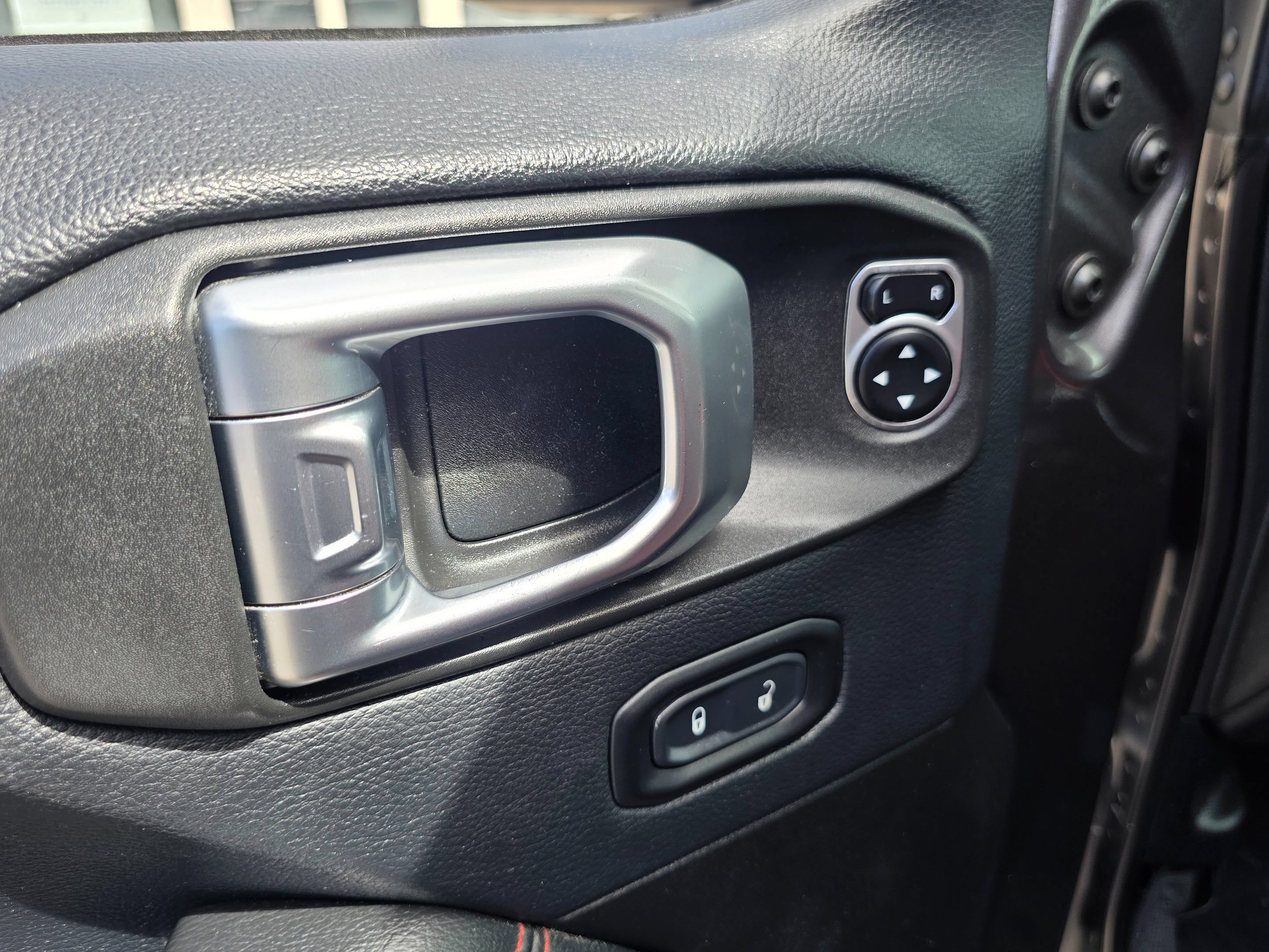 Used 2018 Jeep Wrangler Unlimited Rubicon w/ Dual Top Group AWD/4WD image 28