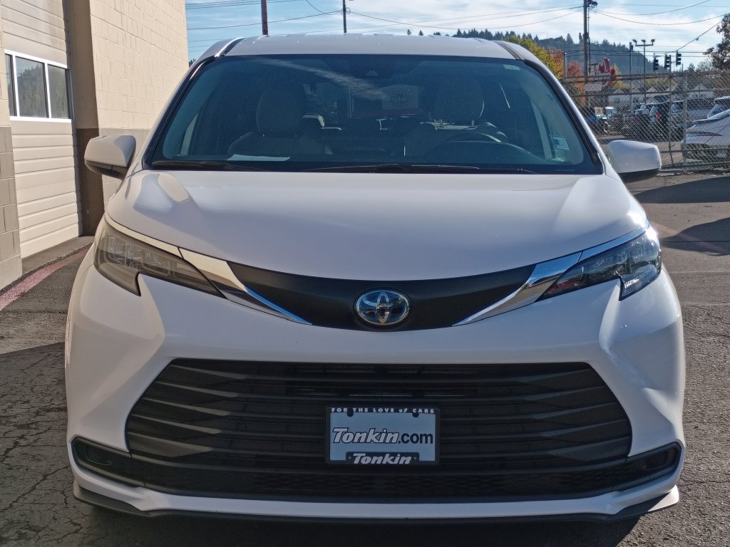 Used 2025 Toyota Sienna LE FWD image 12