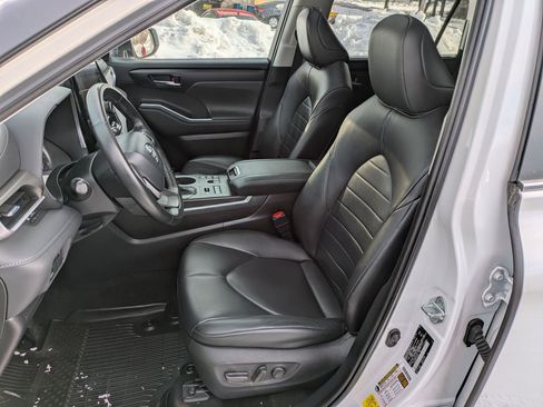 Used 2023 Toyota Highlander XLE image 7