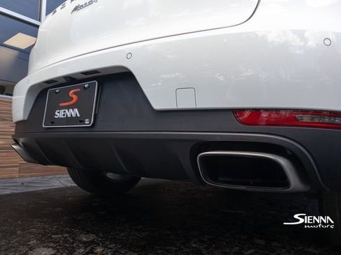 Used 2018 Porsche Macan image 17