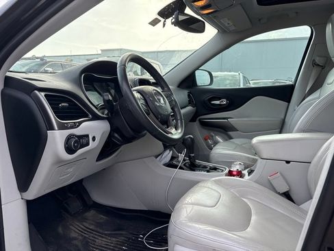 Used 2019 Jeep Cherokee Limited FWD image 5