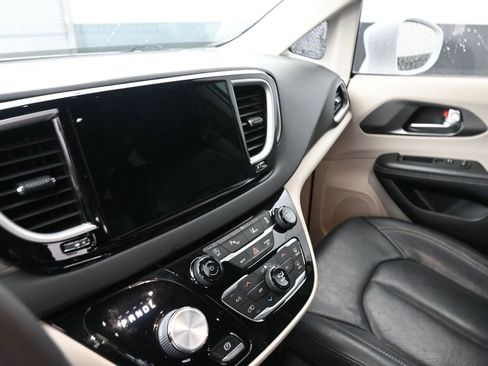 Used 2022 Chrysler Pacifica Touring-L image 21