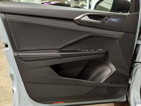 New 2026 Volkswagen Taos SE FWD image 9
