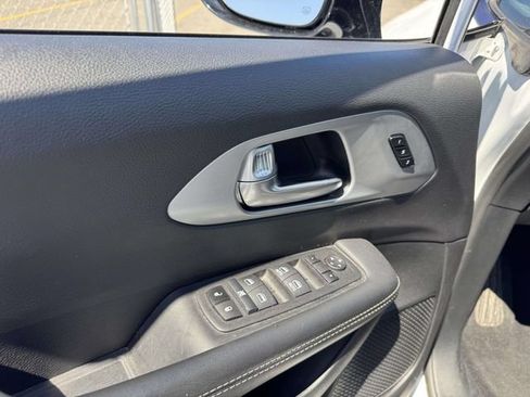 Used 2024 Chrysler Pacifica Limited FWD image 17