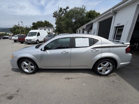 Used 2011 Dodge Avenger Lux FWD image 9