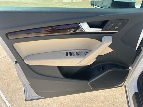 Used 2020 Audi Q5 Premium image 13