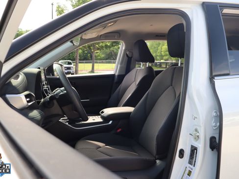 Used 2022 Toyota Highlander L FWD image 12