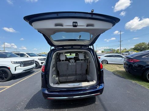 Used 2017 Chrysler Pacifica Touring-L w/ Tire & Wheel Group FWD image 5
