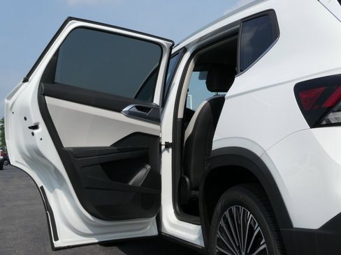 New 2025 Volkswagen Taos SE image 31