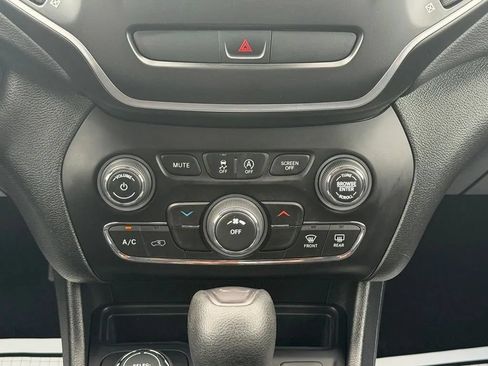 Used 2020 Jeep Cherokee Latitude AWD/4WD image 23