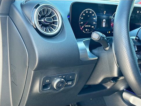 Used 2025 Mercedes-Benz GLB 35 AMG 4MATIC image 10