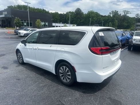 Used 2024 Chrysler Pacifica Limited FWD image 5