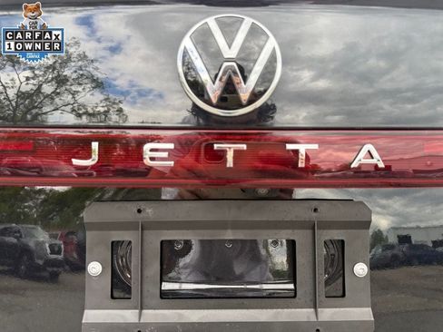 Used 2025 Volkswagen Jetta SE FWD image 17