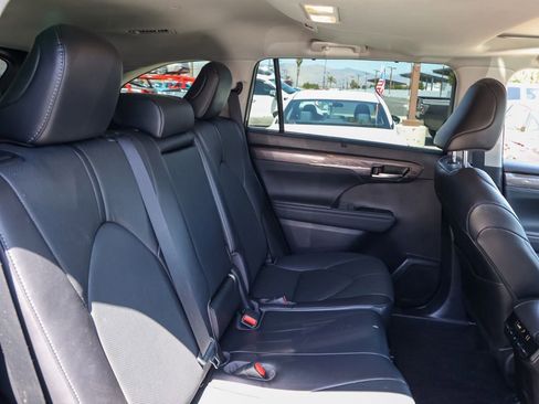 Used 2023 Toyota Highlander Limited FWD image 18
