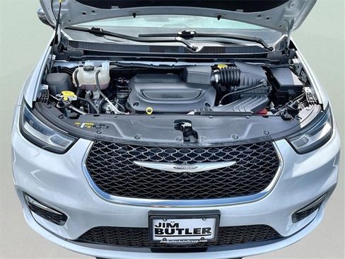Used 2023 Chrysler Pacifica Limited image 17