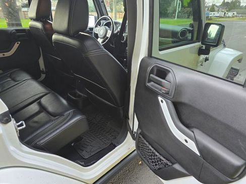 Used 2014 Jeep Wrangler Unlimited Sahara image 16