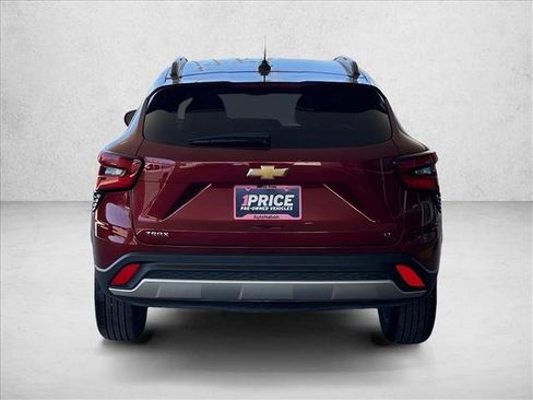 Used 2025 Chevrolet Trax LT FWD image 8