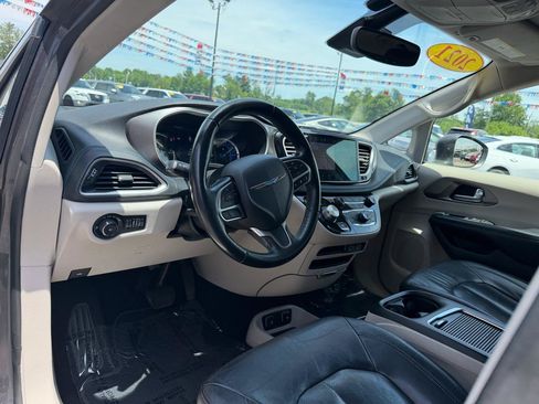 Used 2021 Chrysler Pacifica Touring-L FWD image 13