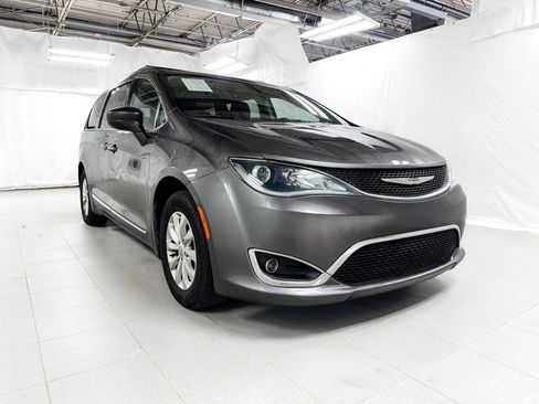 Used 2018 Chrysler Pacifica Touring-L Plus FWD image 6