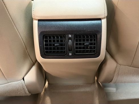 Used 2013 Toyota Camry XLE w/ Leather Pkg image 28