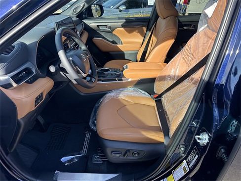 New 2026 Toyota Highlander Platinum image 18