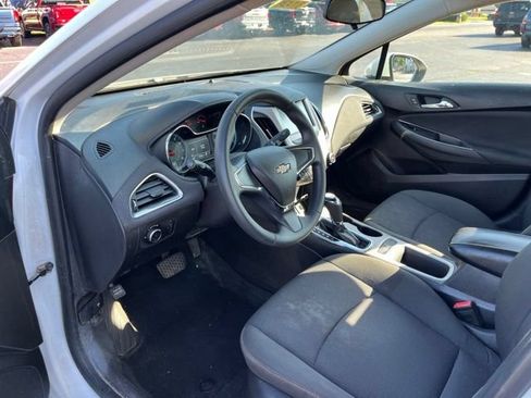 Used 2017 Chevrolet Cruze LS FWD image 7
