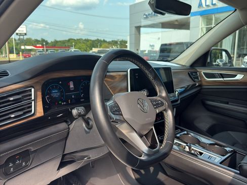Used 2024 Volkswagen Atlas SE AWD/4WD image 6