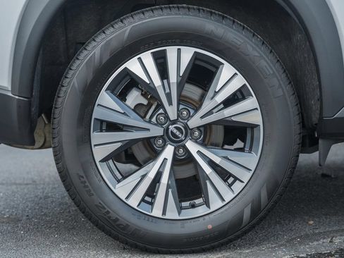 Used 2023 Nissan Rogue SV AWD/4WD image 16