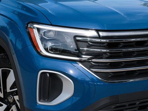 Certified 2025 Volkswagen Atlas SE image 3