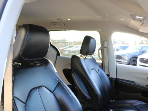 Used 2018 Chrysler Pacifica Touring-L image 7