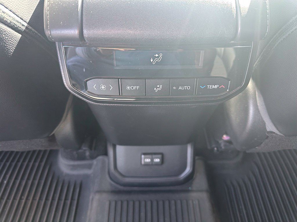 Used 2022 Toyota Highlander XLE AWD/4WD image 10