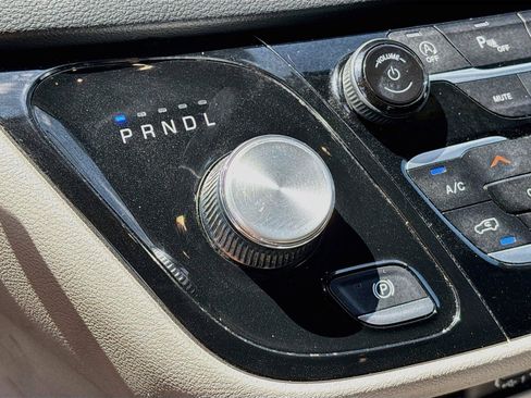 Used 2023 Chrysler Pacifica Touring-L FWD image 16