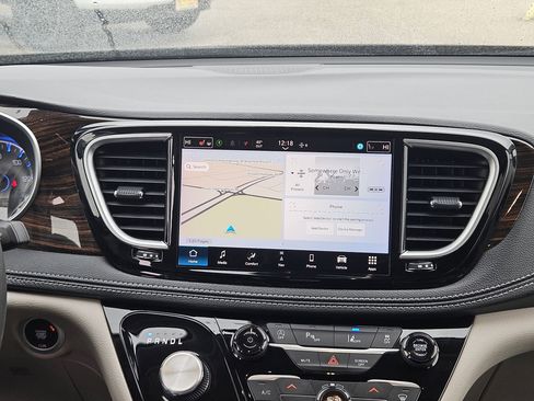 Used 2024 Chrysler Pacifica Limited image 17