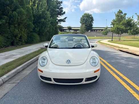 Used 2006 Volkswagen Beetle Convertible w/ Package 1 FWD image 2