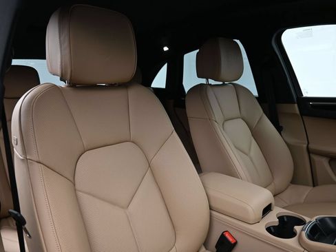 Certified 2025 Porsche Macan AWD/4WD image 19