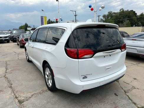 Used 2018 Chrysler Pacifica Touring Plus w/ Tire & Wheel Group FWD image 5