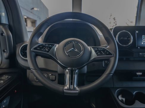 Used 2025 Mercedes-Benz Sprinter 2500 image 9