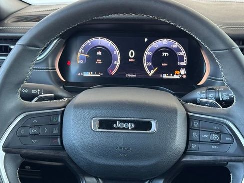 Used 2024 Jeep Grand Cherokee Limited image 32