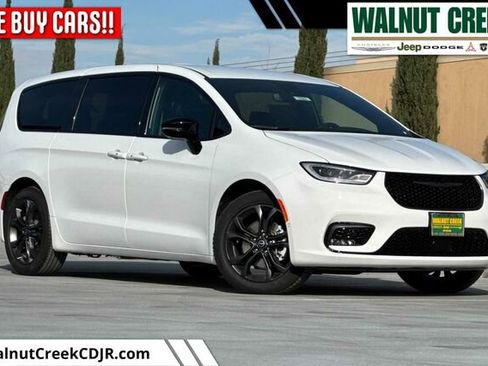 New 2026 Chrysler Pacifica Select image 1