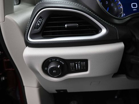 Used 2022 Chrysler Pacifica Touring-L image 10