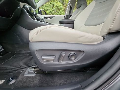 Used 2021 Toyota RAV4 XLE Premium image 39