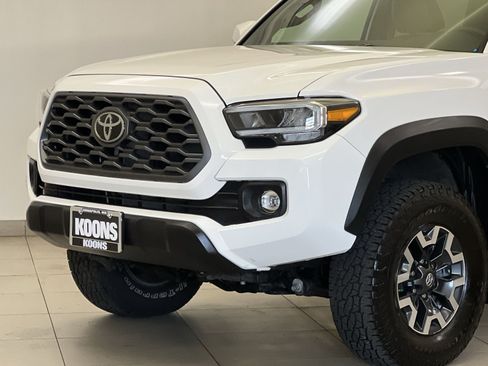 Used 2022 Toyota Tacoma TRD Off-Road w/ TRD Premium Off Road Package AWD/4WD image 28