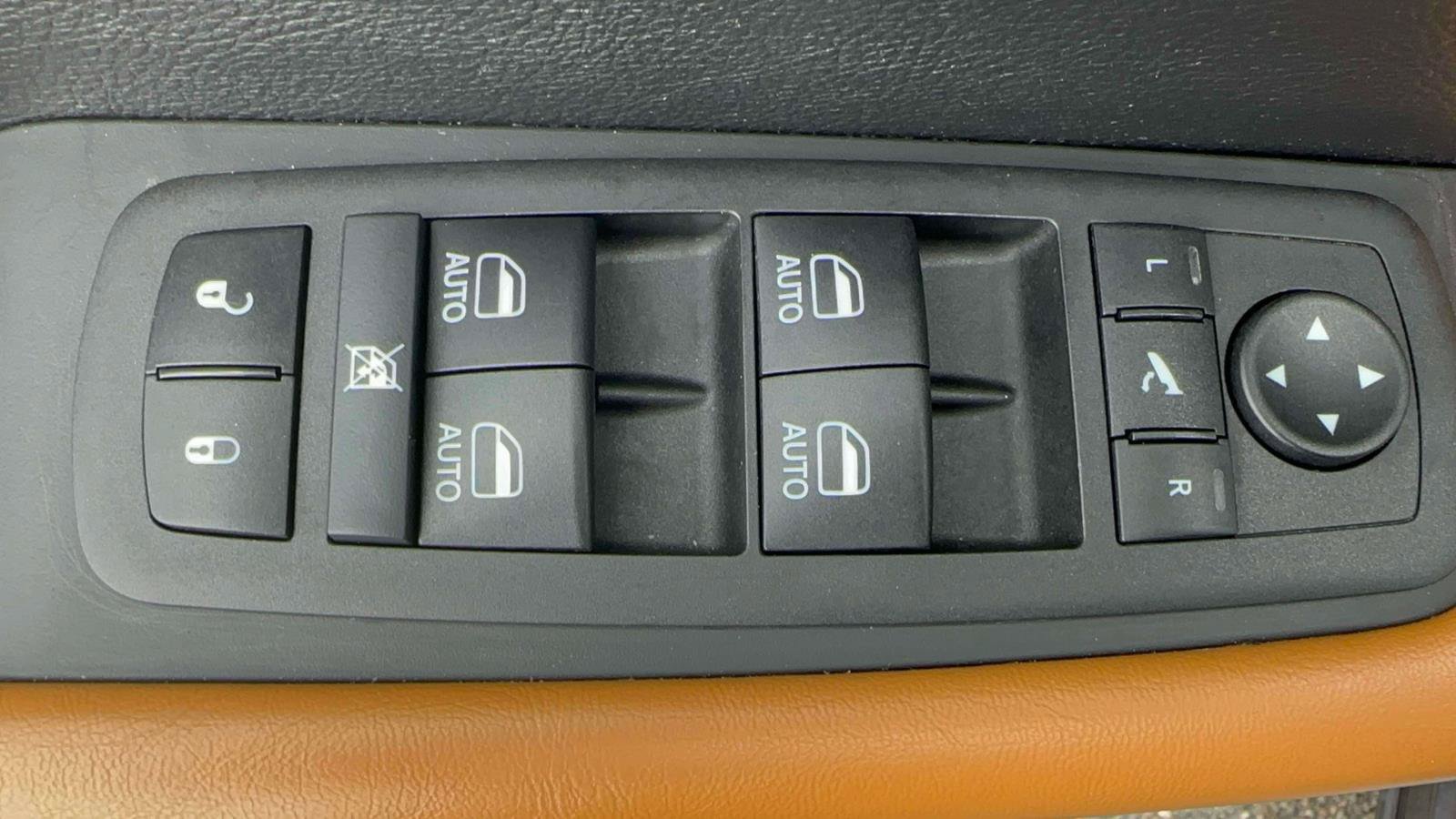 Used 2023 Chrysler Pacifica Pinnacle FWD image 13