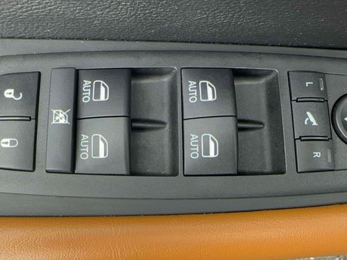 Used 2023 Chrysler Pacifica Pinnacle FWD image 13