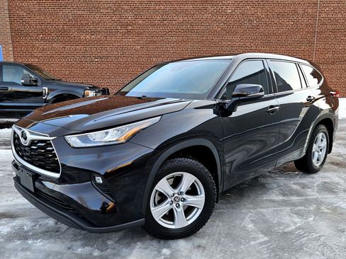 Used 2020 Toyota Highlander LE image 2