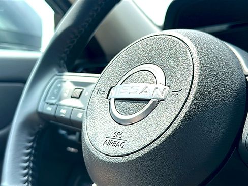 Used 2025 Nissan Pathfinder SV FWD image 31