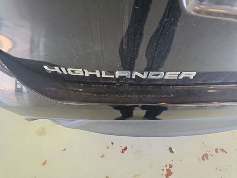 Used 2020 Toyota Highlander XLE AWD/4WD image 6
